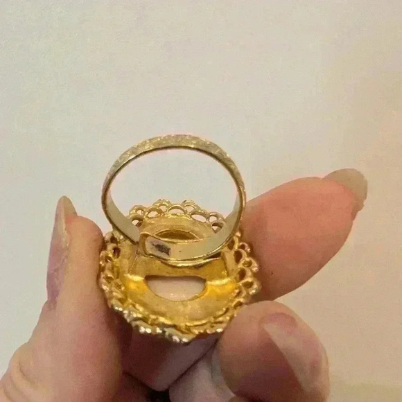 Vintage beautiful painted  floral adjustable goldtone ring - Picture 5 of 9